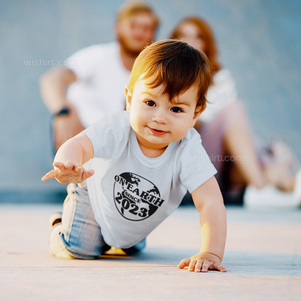 T-shirt On Earth Since para Bebé Ano Personalizável