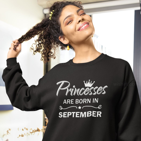 Sweatshirt Princesses are born in Mês Editável Rapariga