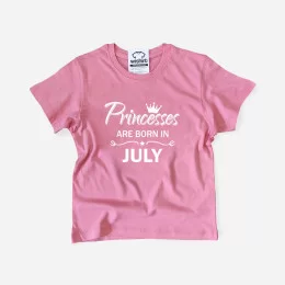 T-shirt Princesses are born in Mês Personalizável Menina