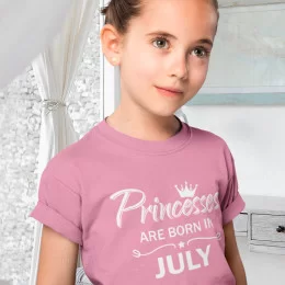 T-shirt Princesses are born in Mês Personalizável Menina