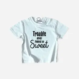 T-shirt Trouble never looked so Sweet para Bebé