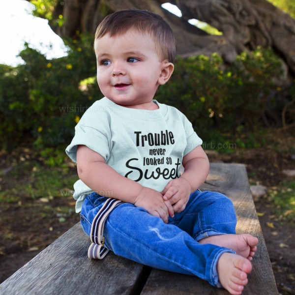 T-shirt Trouble never looked so Sweet para Bebé
