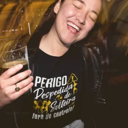 Perigo Despedida de Solteira Fora de Controlo T-shirt
