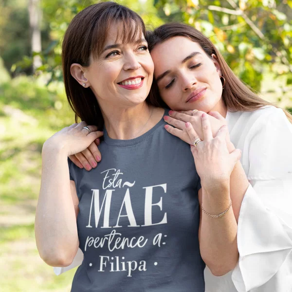T-shirt Esta Mãe Pertence - Nomes Filhos Personalizáveis T-shirt Esta Mãe Pertence - Nomes Filhos Personalizáveis