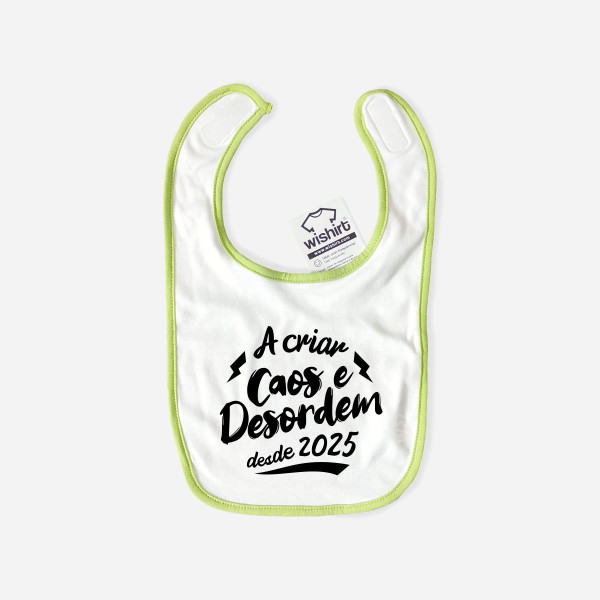 Babete Caos e Desordem - Ano Personalizável Babete Caos e Desordem - Ano Personalizável