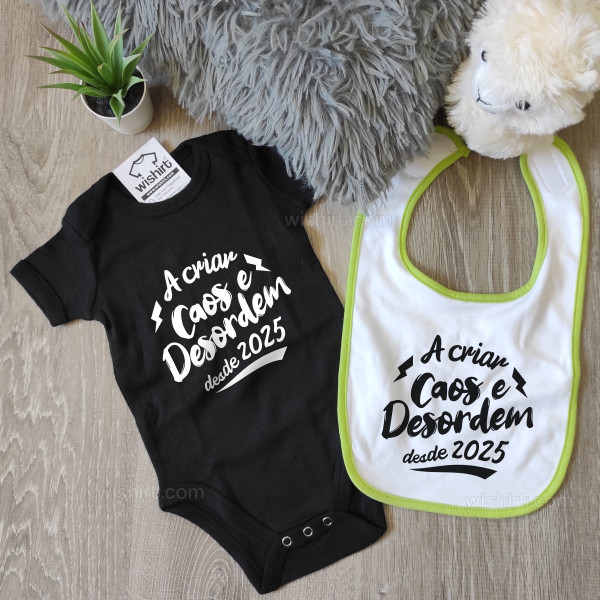 Babete Caos e Desordem - Ano Personalizável Babete Caos e Desordem - Ano Personalizável