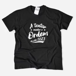 T-shirt A Tentar Manter Ordem Homem - Ano Personalizável