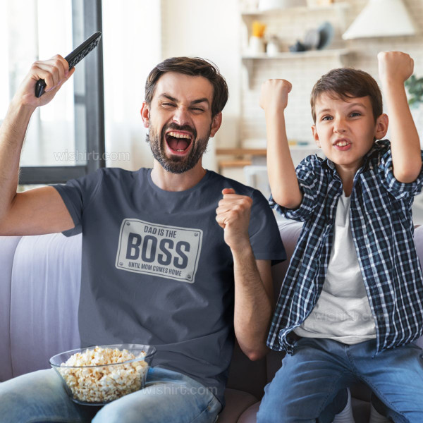 T-shirt Dad is the Boss Until Mom Comes Home para o Pai