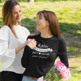 A Mãe Cria Memórias Long Sleeve T-shirt