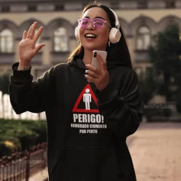 Sweatshirt com Capuz Perigo Namorado Ciumento por Perto