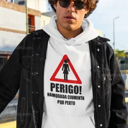 Sweatshirt com Capuz Perigo Namorada Ciumenta por Perto