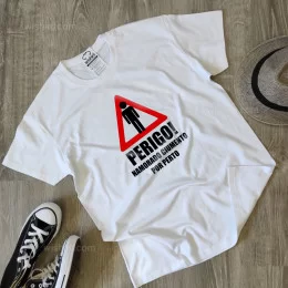 T-shirt Tamanhos Grandes Perigo Namorado Ciumento por Perto