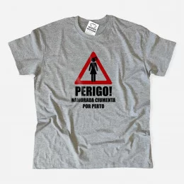 T-shirt Tamanhos Grandes Perigo Namorada Ciumenta por Perto