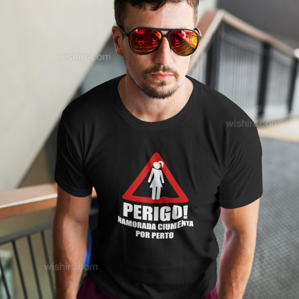 Perigo Namorada Ciumenta por Perto T-shirt for Boyfriend