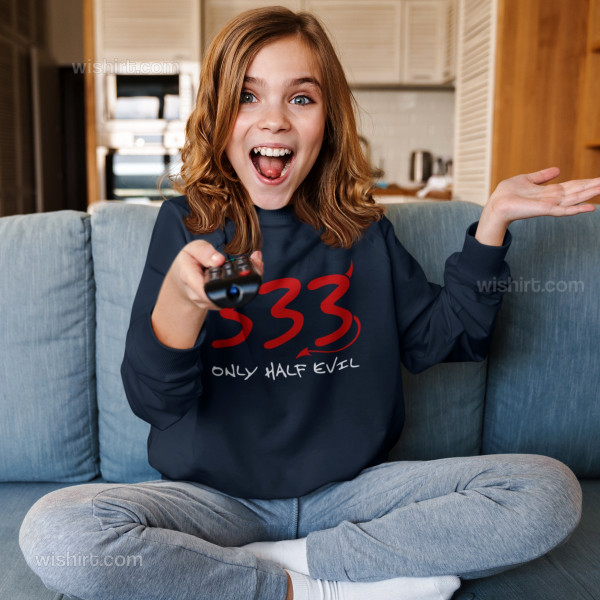 Sweatshirt 333 Only Half Evil para Criança