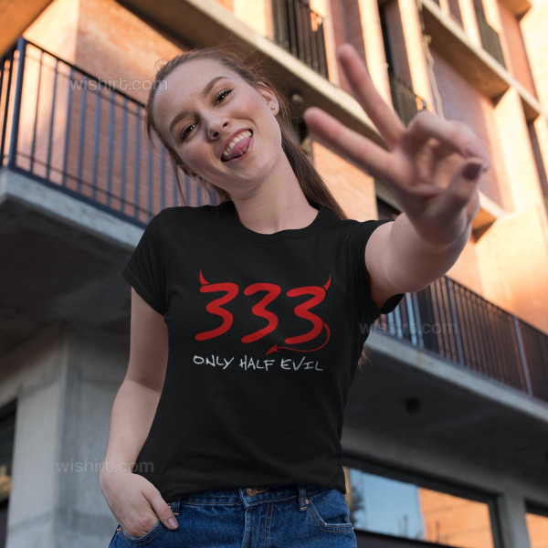 T-shirt 333 Only Half Evil para Mulher